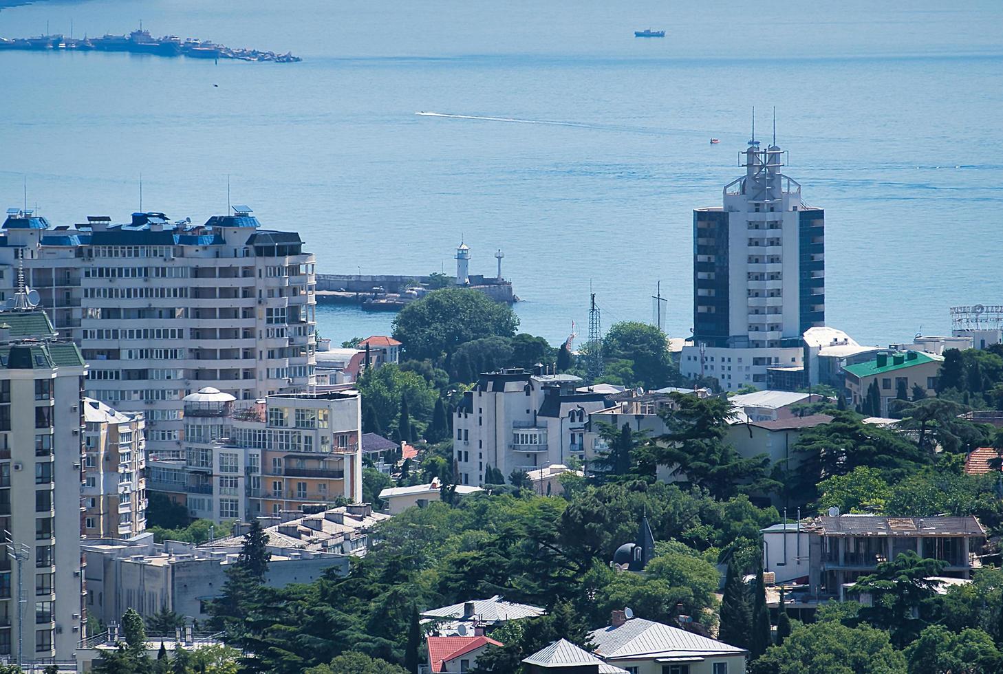 Stadtlandschaft mit Blick auf die Gebäude von Jalta foto
