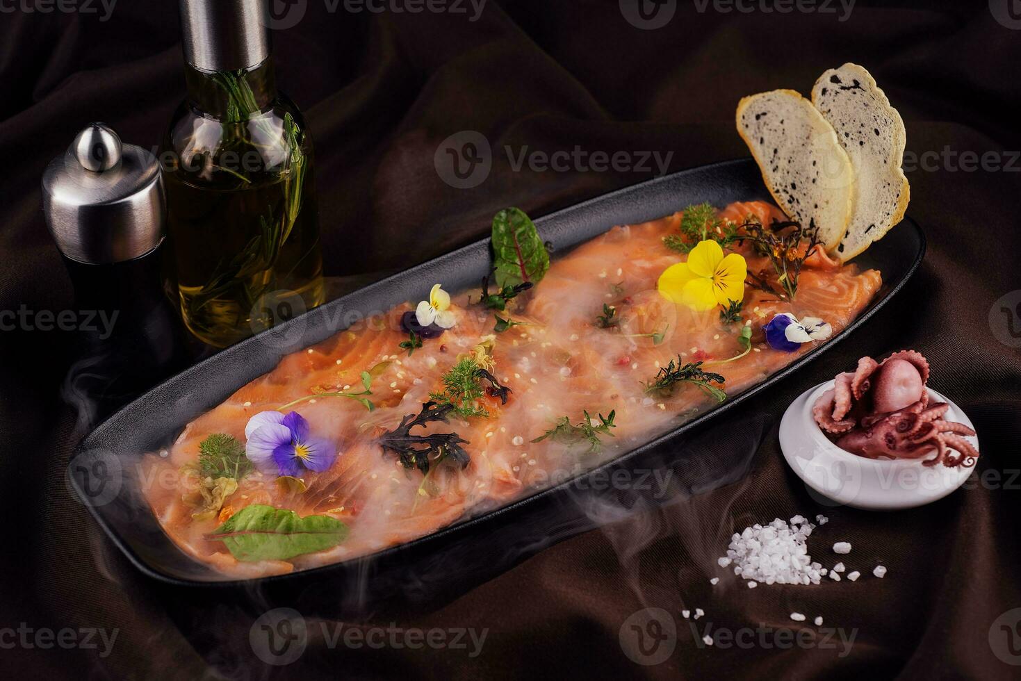 geräuchert Lachs Carpaccio und Tintenfisch mit Weiß Rauch von Flüssigkeit Stickstoff- foto