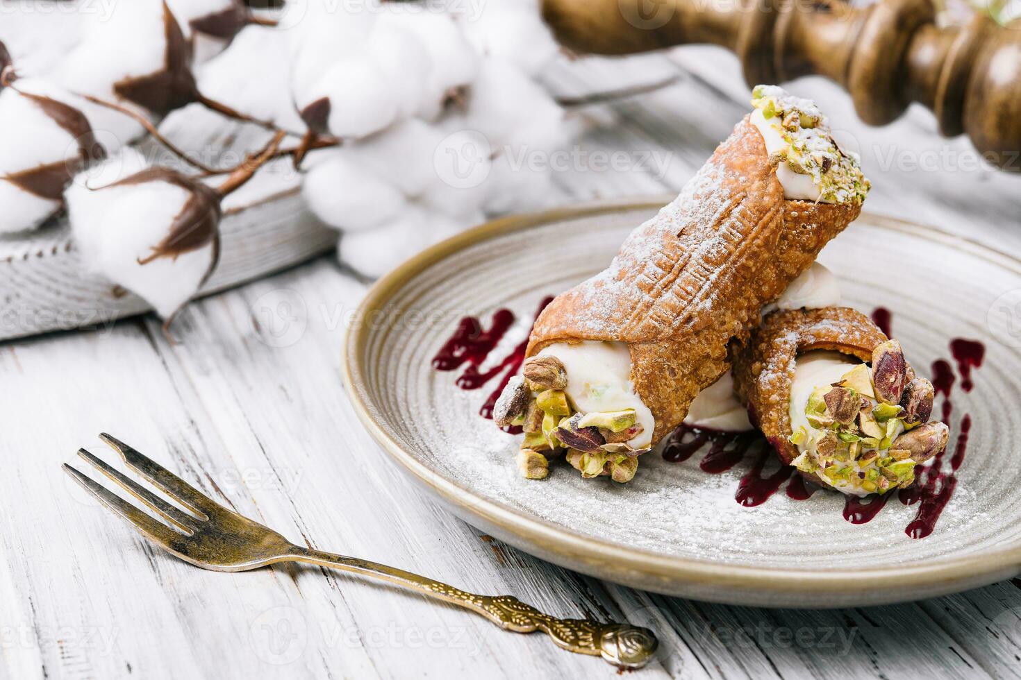 traditionell Italienisch Dessert Cannoli Sizilianer auf Teller foto