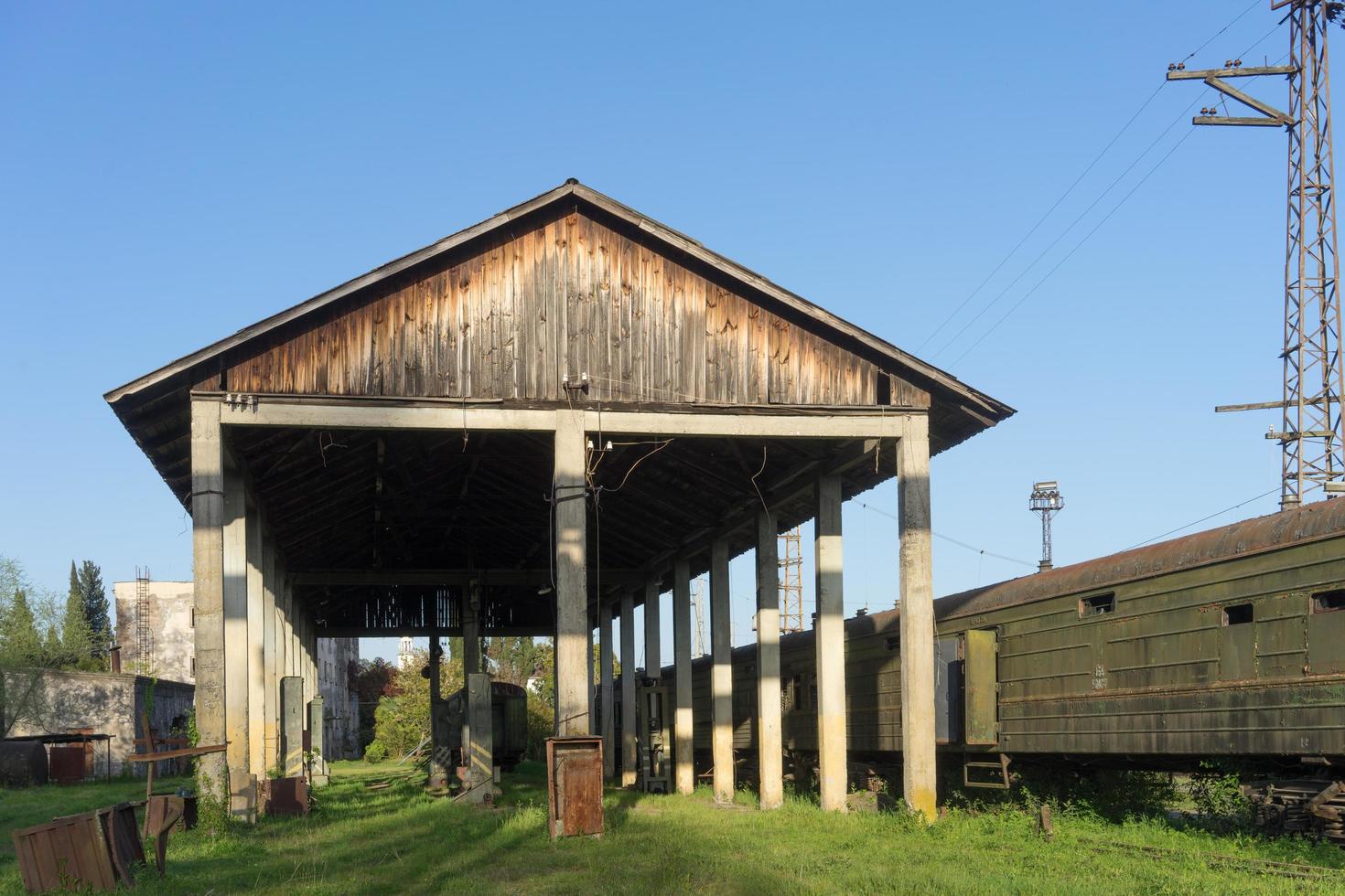 zerstörtes Eisenbahndepot in Abkhazia. foto