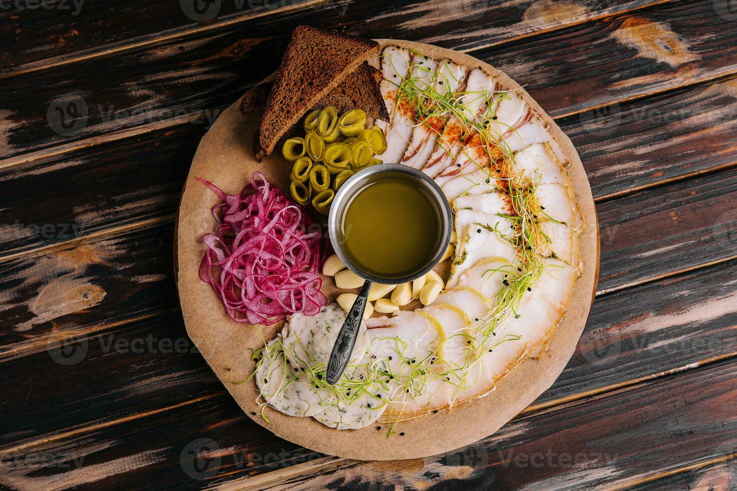 geschnitten gesalzen Schmalz und Speck mit Roggen Brot foto