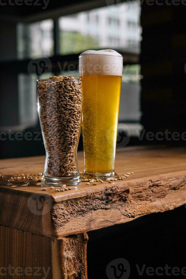 Glas von Bier mit ein Glas von Weizen foto