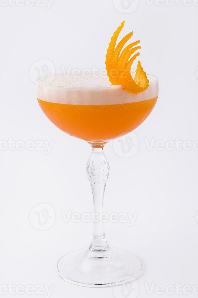 Glas von Rubin Cocktail garniert mit Orange Zitrusschale foto