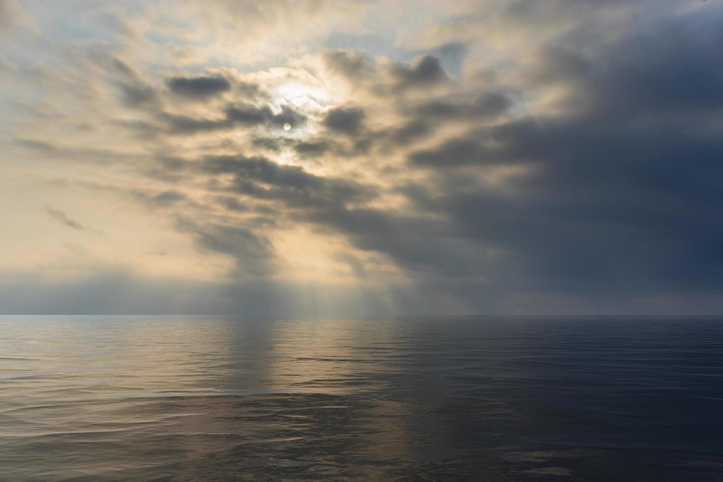 Seelandschaft bei bewölktem und nebligen Wetter foto