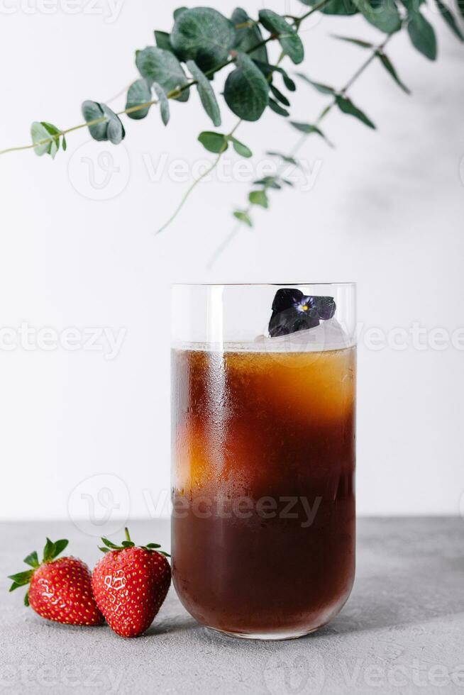 kalt brauen Kaffee zu trinken mit Eis Würfel dekoriert mit Erdbeere foto