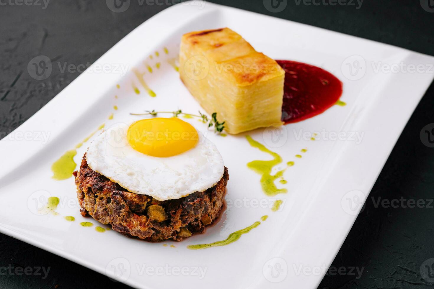 gebraten Gemüse Tartar mit Ei auf Teller foto