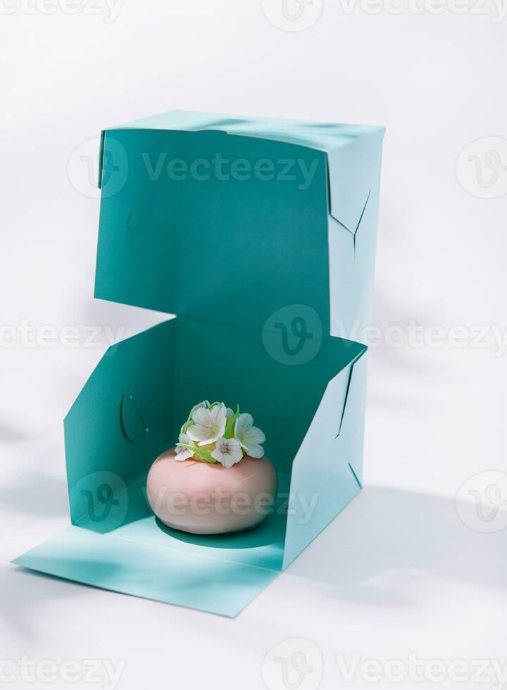 modisch Mousse Kuchen mit ein Spiegel Glasur dekoriert mit Frühling Blumen foto