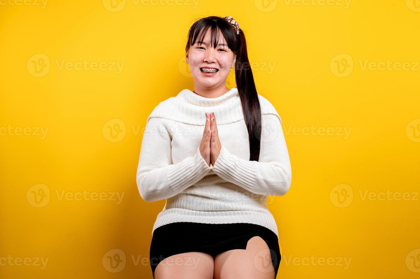 Porträt einer schönen asiatischen Frau mit einem lächelnden Gesicht. asiatische Frau foto