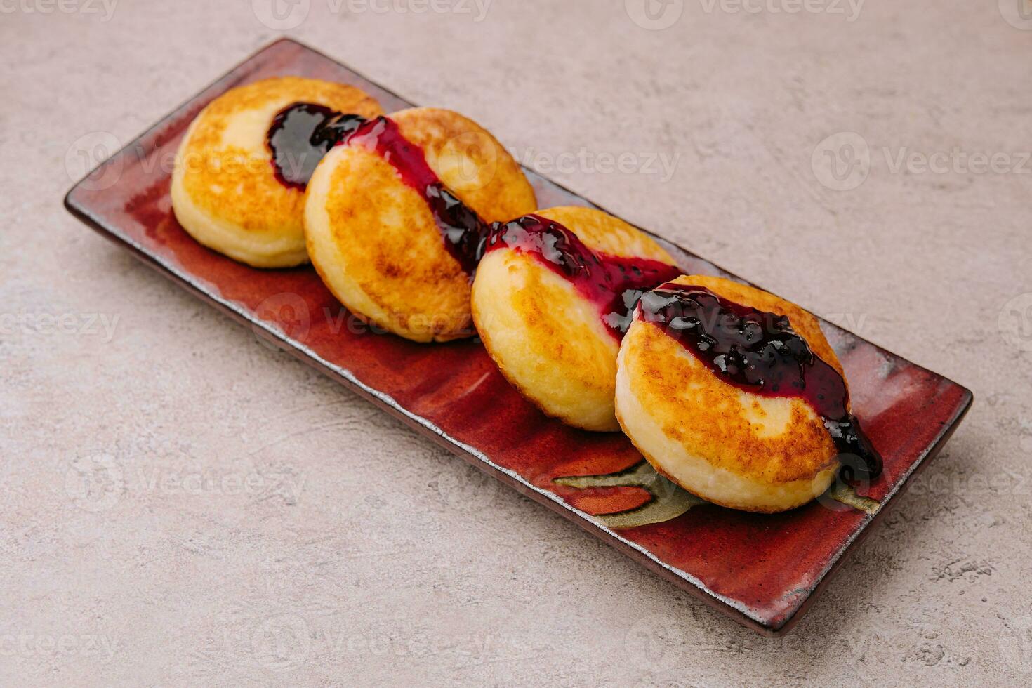 Krapfen von Hütte Käse mit Blaubeeren Marmelade foto