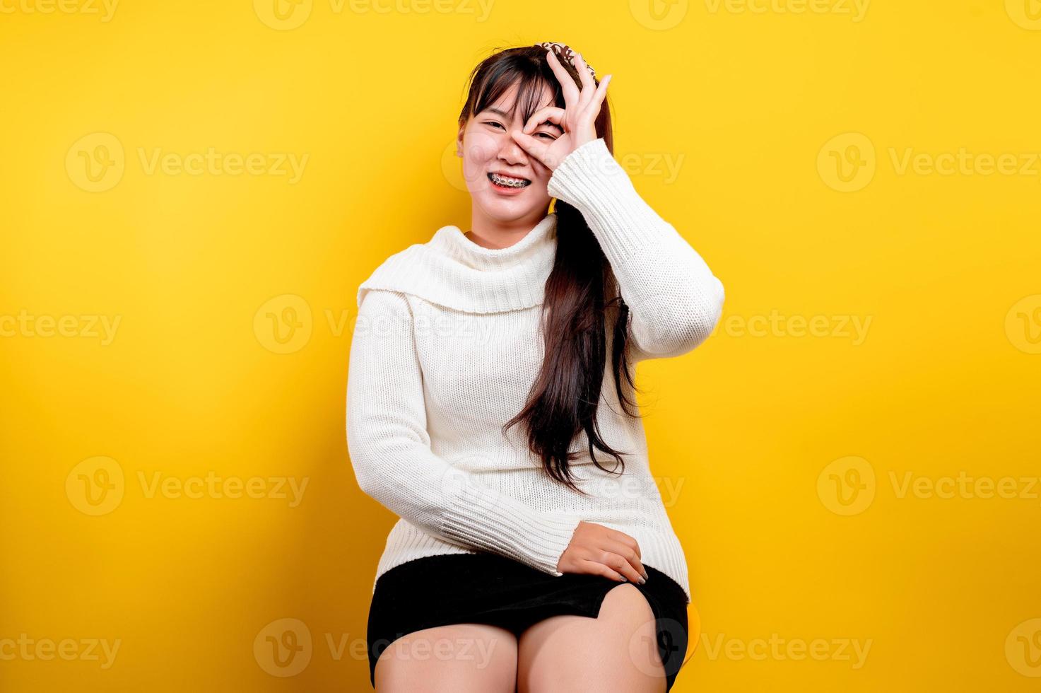 Porträt einer schönen asiatischen Frau mit einem lächelnden Gesicht. asiatisch foto