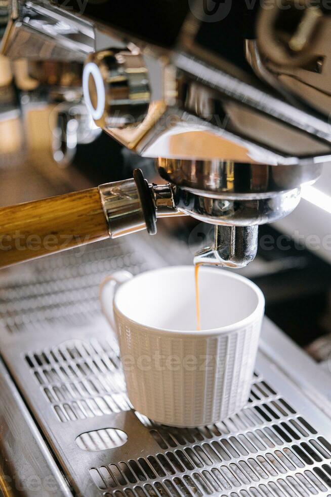 Makro Schuss von vorbereiten Espresso auf Fachmann Kaffee Maschine foto