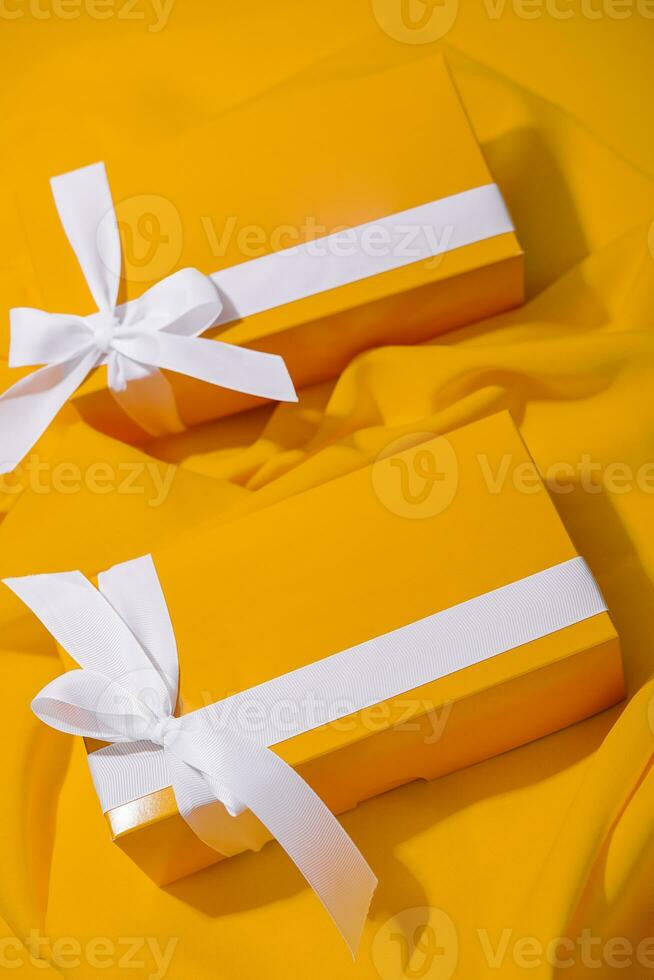 Gelb Geschenke auf ein Gelb Hintergrund foto