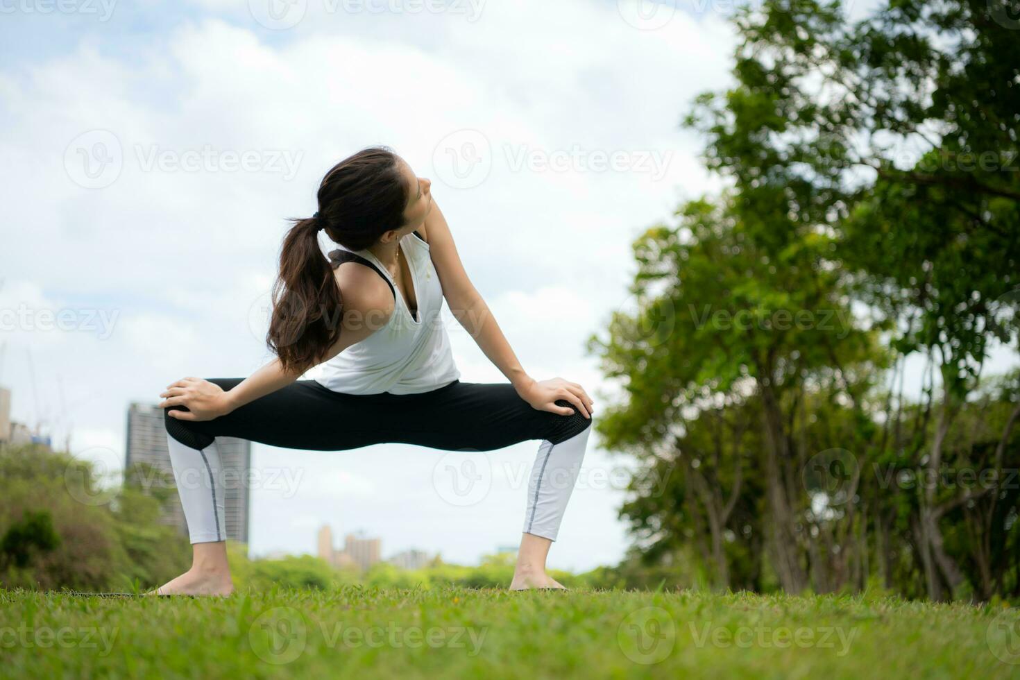 jung weiblich mit draussen Aktivitäten im das Stadt Park, Yoga ist ihr gewählt Aktivität. foto
