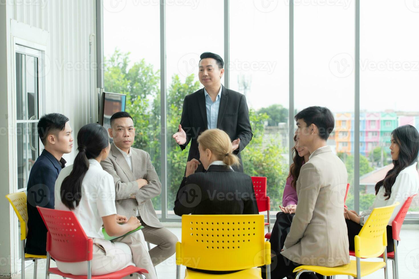 Gruppe von Geschäft Menschen Treffen im Konferenz Zimmer. Geschäft und Bildung Konzept. foto