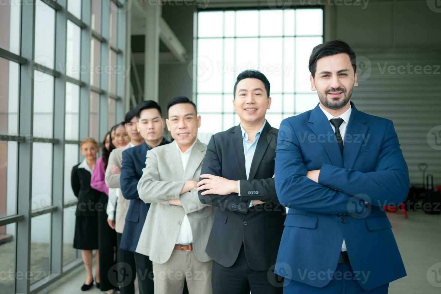 Gruppe von Geschäft Menschen Stehen im Linie im Konferenz Zimmer benutzt zum Treffen im modern Büro foto