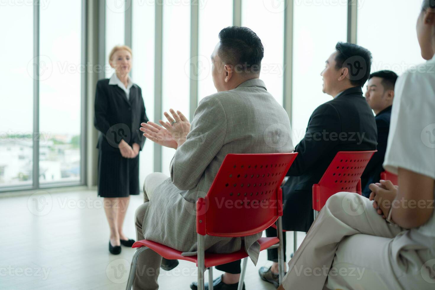 Geschäft Menschen haben ein Treffen im das Büro diskutieren Pläne und erfolgreich Mannschaft arbeiten. foto