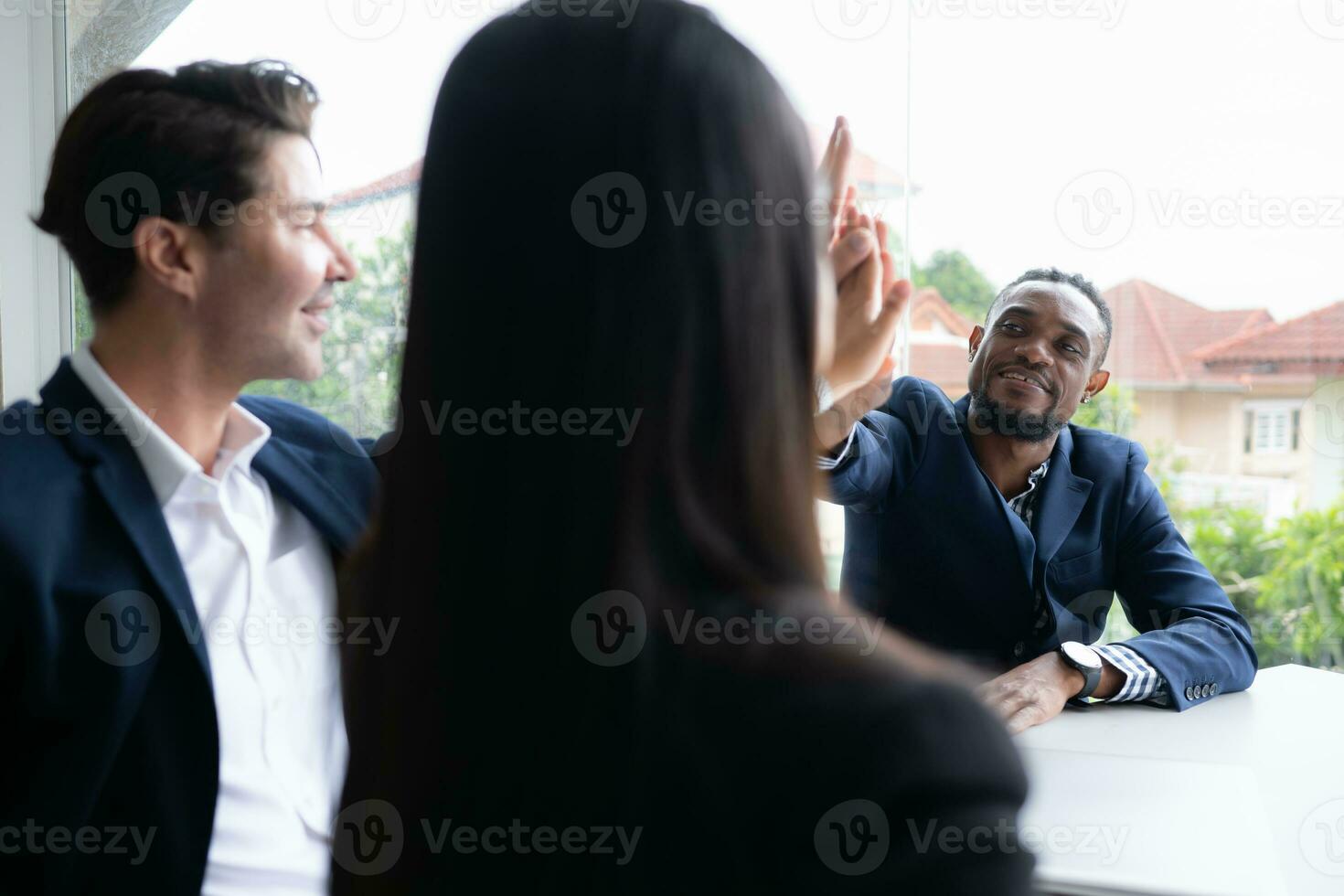 Gruppe von Geschäft Menschen haben ein Treffen im das Büro. Geschäft Menschen Arbeiten zusammen im das Büro. foto