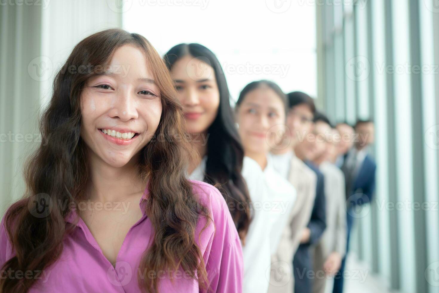 Gruppe von Geschäft Menschen Stehen im Linie im Konferenz Zimmer benutzt zum Treffen im modern Büro, Fokus auf das zuletzt Person foto