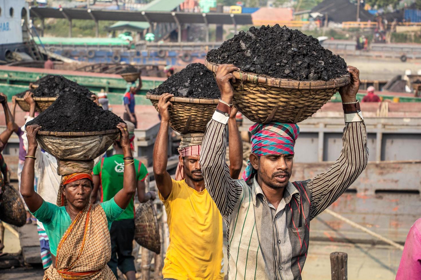 Amen Bazar, Dhaka, Bangladesch, 2018 - Männer und Frauen, die hart arbeiten, um Geld zu verdienen. foto