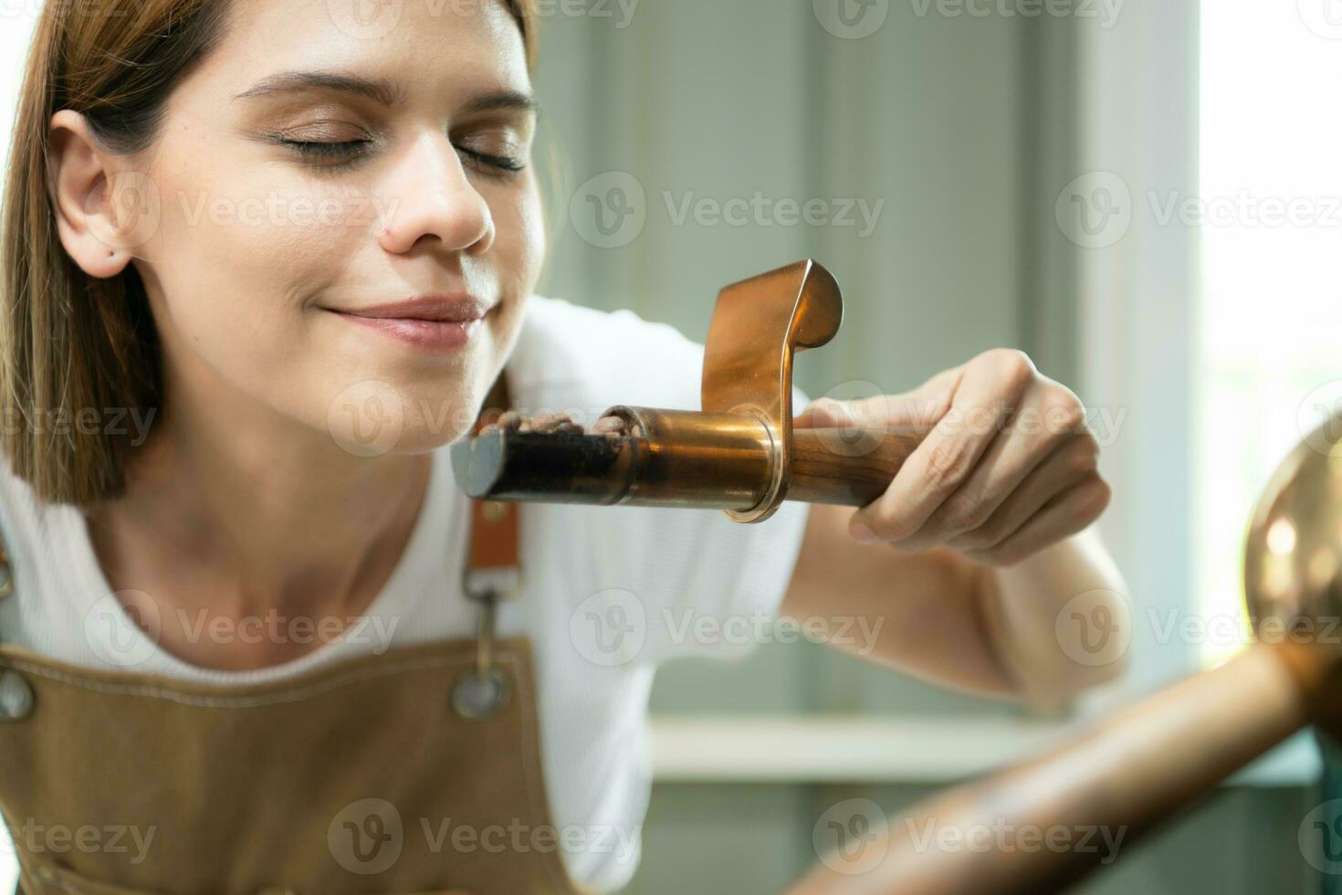 Porträt von ein jung Frau Arbeiten mit ein Kaffee Bräter Maschine foto