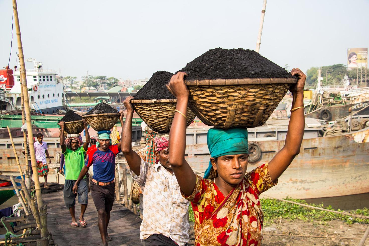 Amen Bazar, Dhaka, Bangladesch, 2018 - Männer und Frauen, die hart arbeiten, um Geld zu verdienen. foto