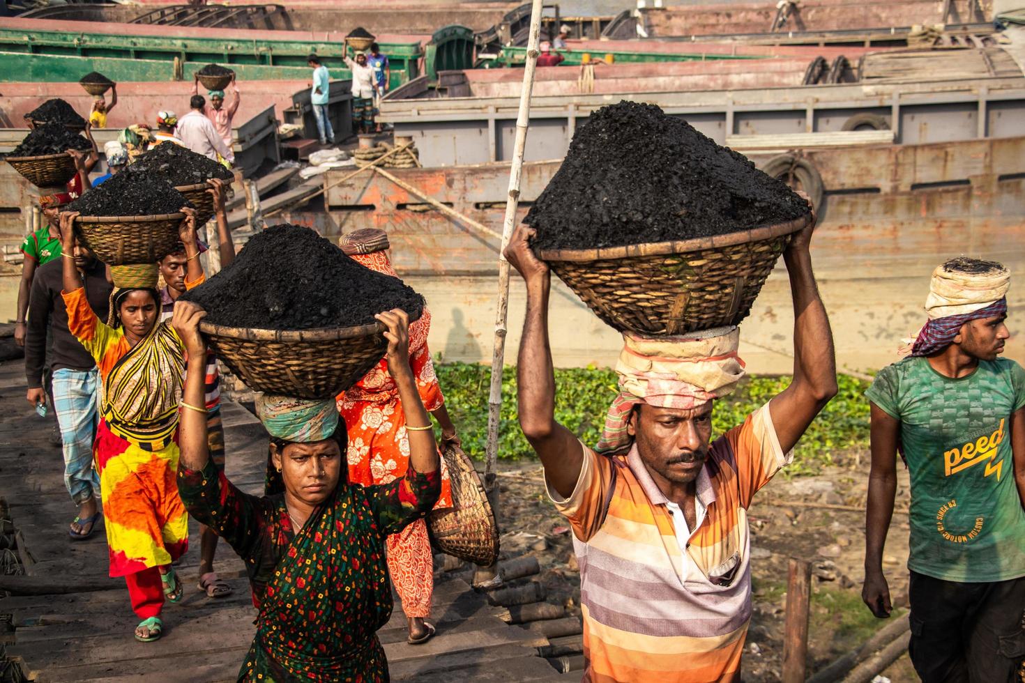 Amen Bazar, Dhaka, Bangladesch, 2018 - Männer und Frauen, die hart arbeiten, um Geld zu verdienen. foto