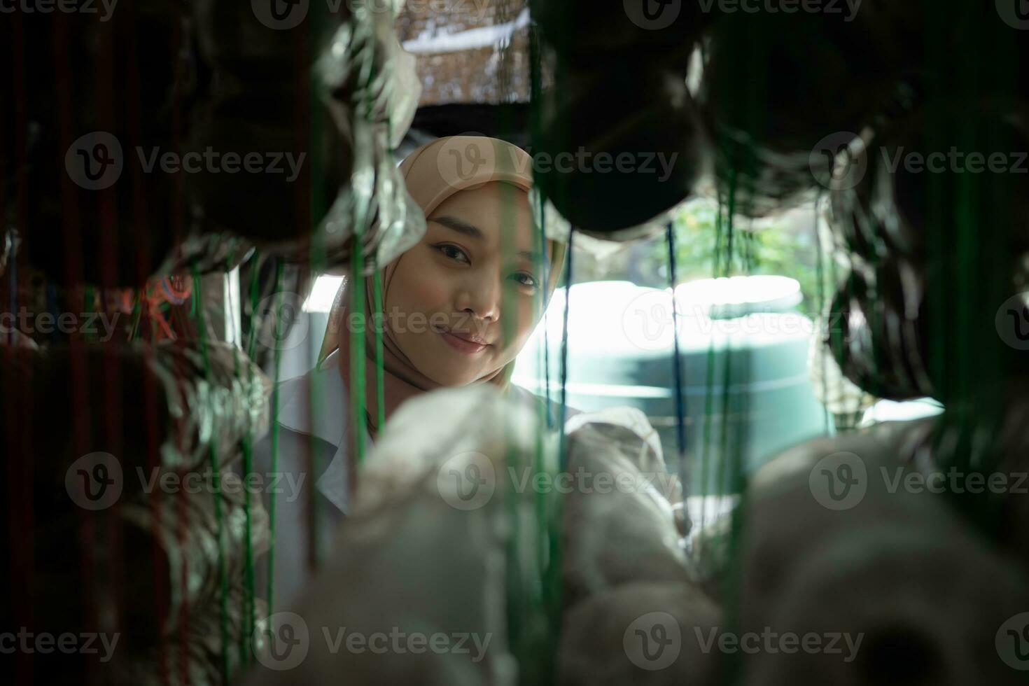 jung asiatisch Muslim weiblich Wissenschaftler Forschung Arbeit beim Pilz Fabrik, Sammeln reifen Pilze im Pilz Haus zum Labor Experimente. foto