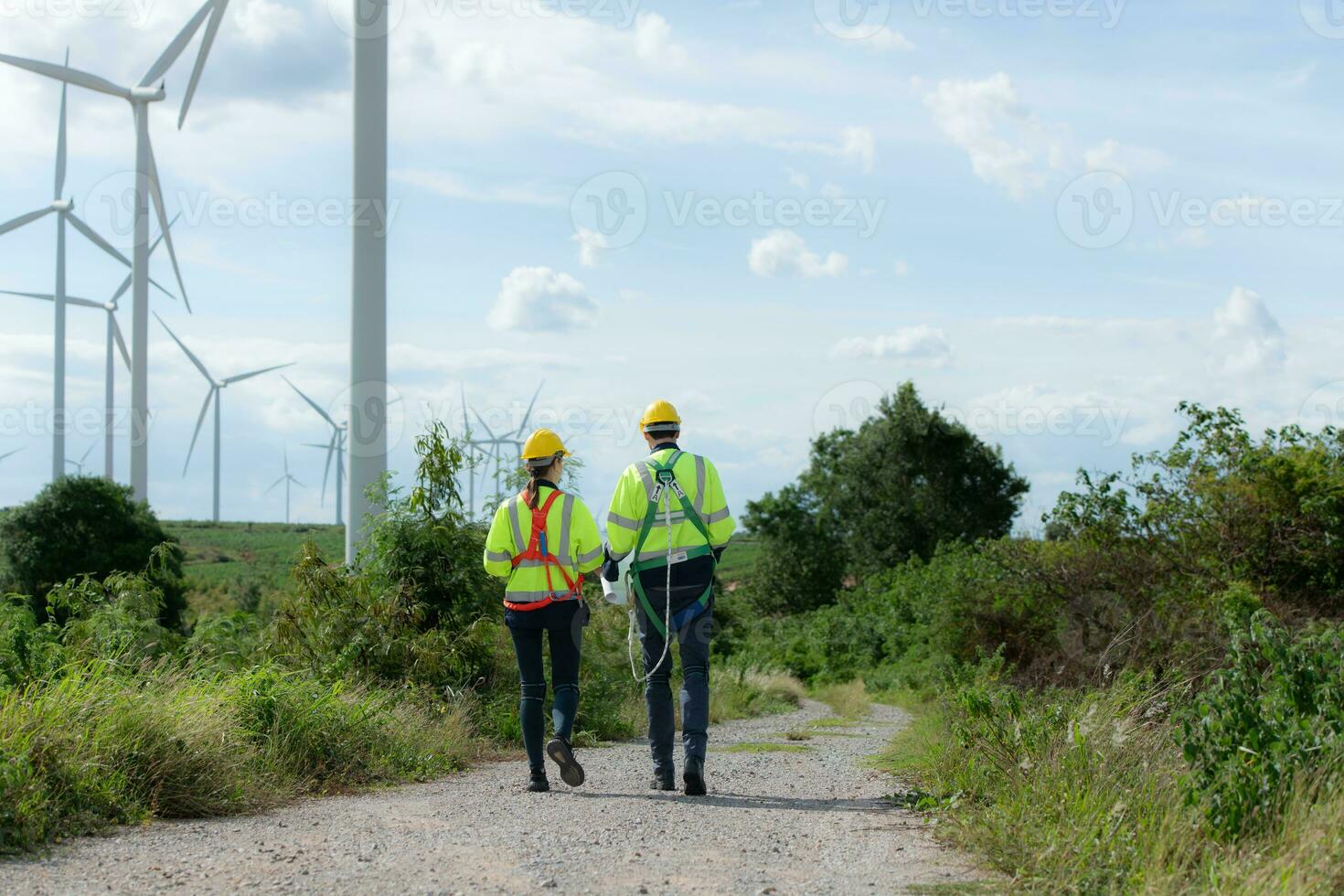 Ingenieure und Wind Turbinen im ein Wind Bauernhof im das Landschaft mit Täglich Prüfung Aufgaben Mission foto