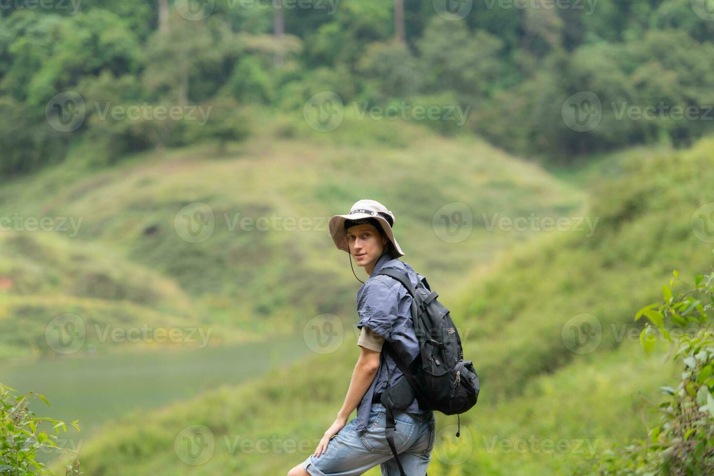 jung Mann mit Rucksack Wandern im das Wald. aktiv Lebensstil Konzept. foto