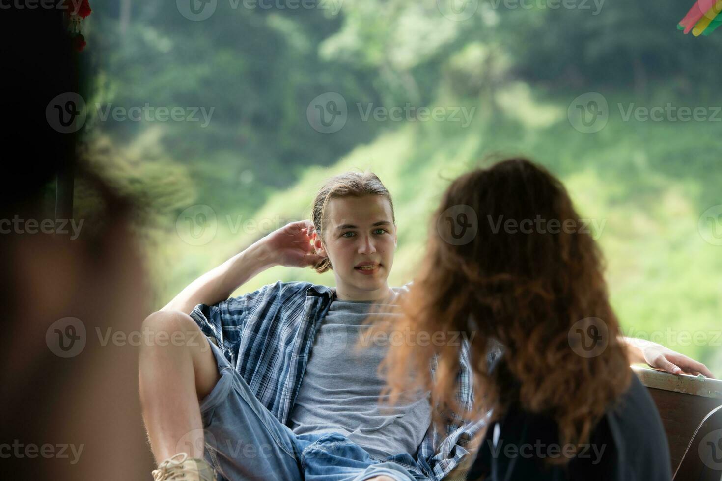 ein jung Paar sitzt auf ein Boot zum ein Reise in das Wald über das Damm zum Trekking. foto