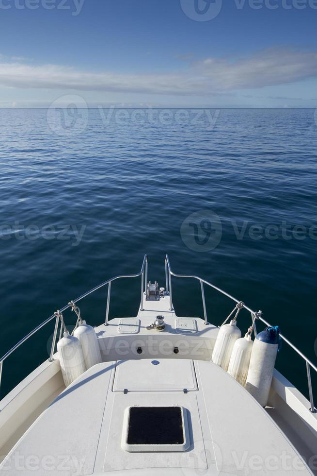 blaues Meer und Himmelsboot segeln foto