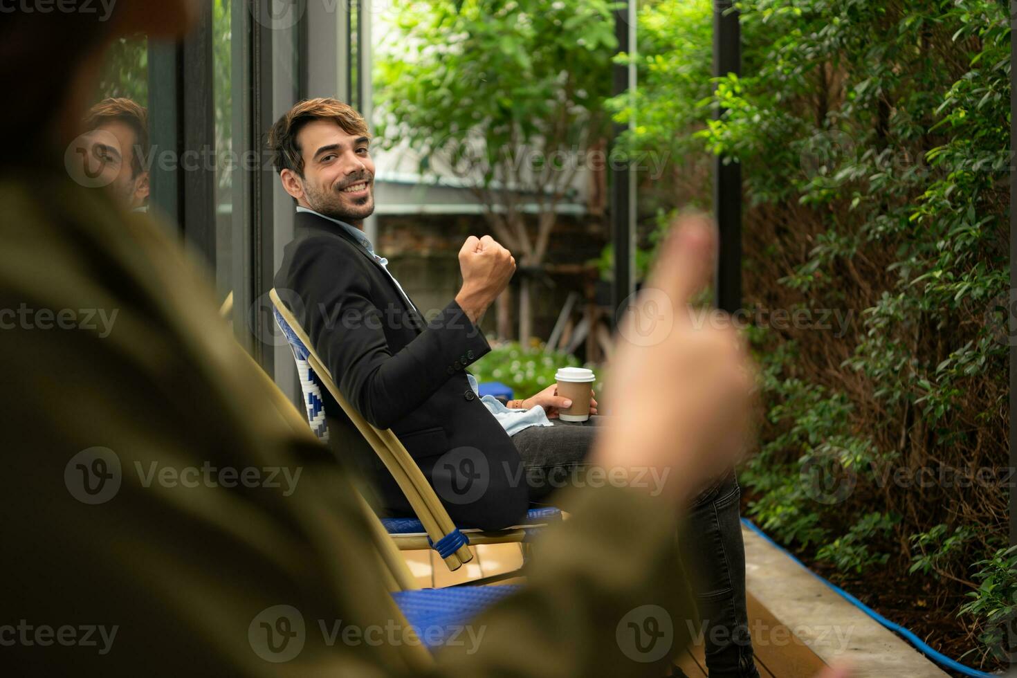 beide von Geschäftsperson mit Digital Tablette beim draussen Cafe. Geschäft Menschen Treffen im Kaffee Geschäft. foto