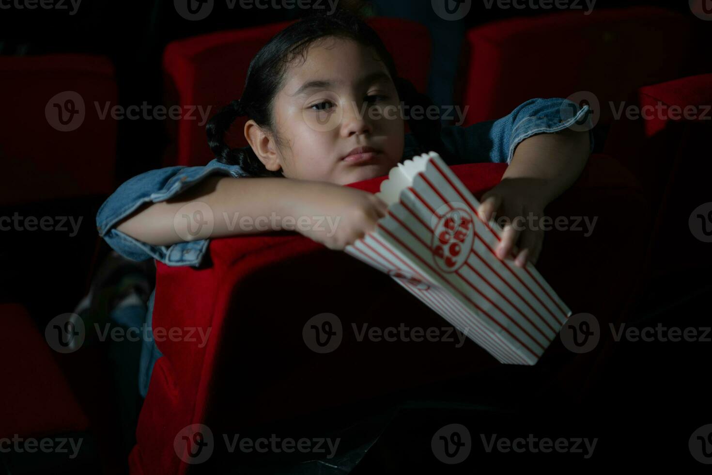 Kino Konzept. Menschen Aufpassen Film beim Kino Essen Popcorn foto