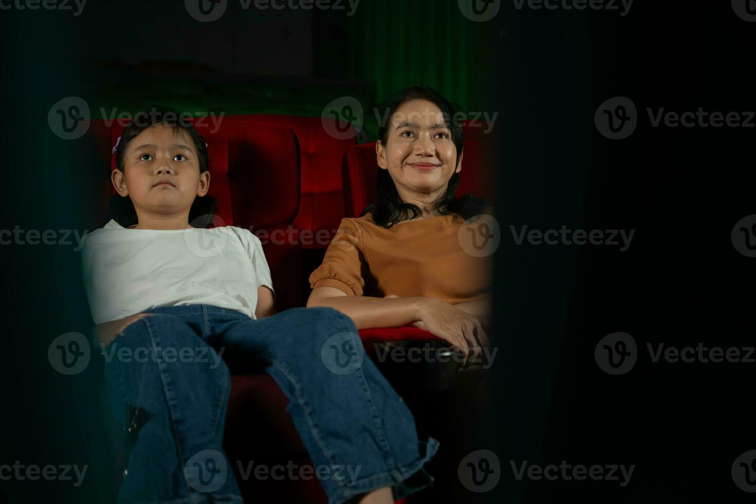 asiatisch Mutter und Tochter Aufpassen Film im Kino. Familie Zeit Konzept. foto