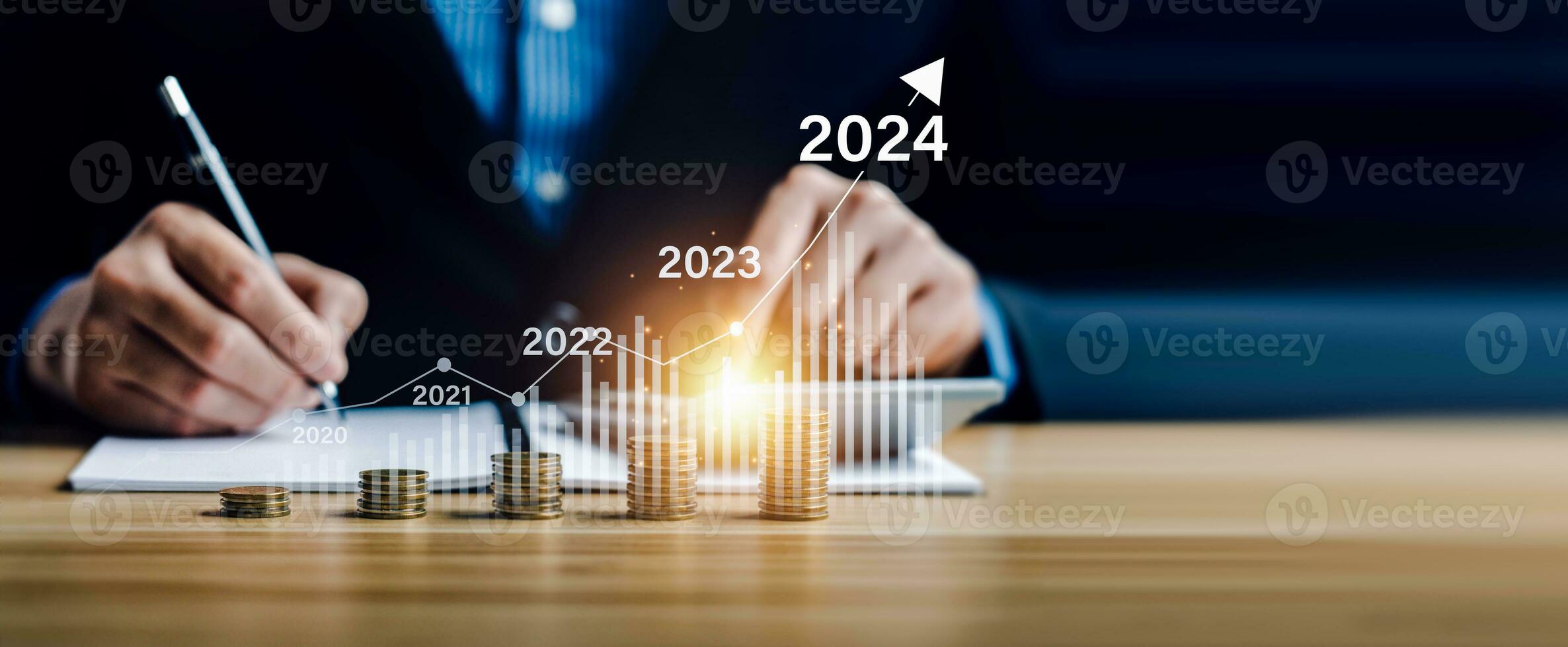 finanziell Geschäft Wachstum 2024, Geschäftsmann Analyse Rentabilität von Arbeiten Unternehmen mit Digital erweitert Wirklichkeit Grafik, Geschäftsmann rechnen finanziell Daten zum langfristig Investitionen foto