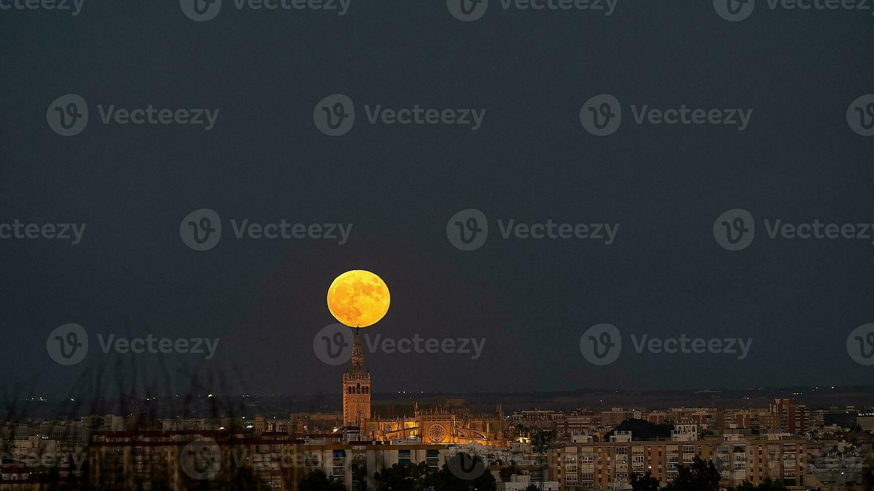 Sevilla Giralda Turm gebadet im das Licht von das voll Mond foto