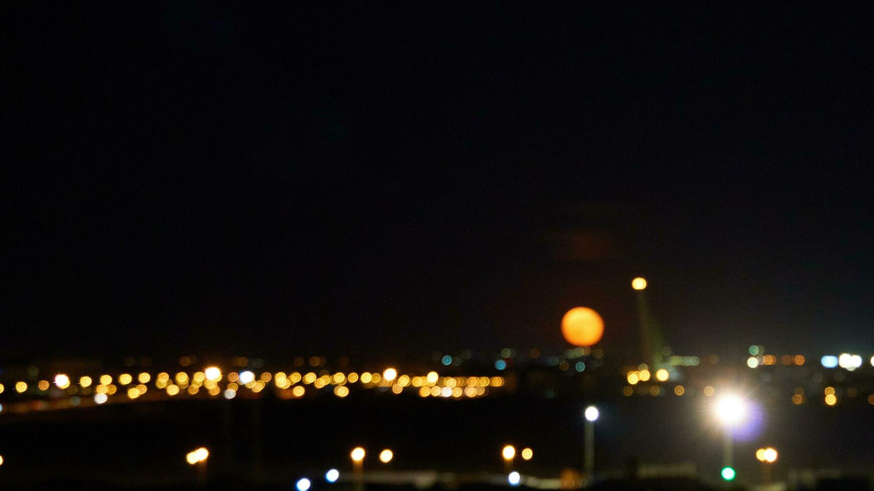 Nachtzeit Abstraktion. voll Mond und Bokeh Beleuchtung foto