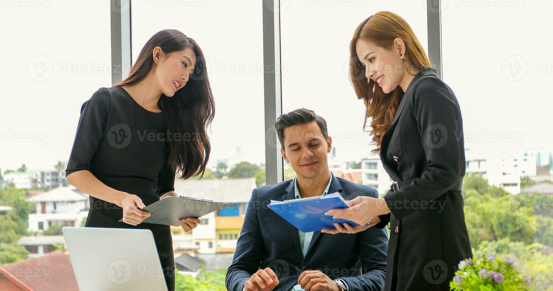 Anfang jung Geschäft Menschen Gruppe Arbeiten im modern Büro zusammen. klein Gruppe diskutieren etwas foto