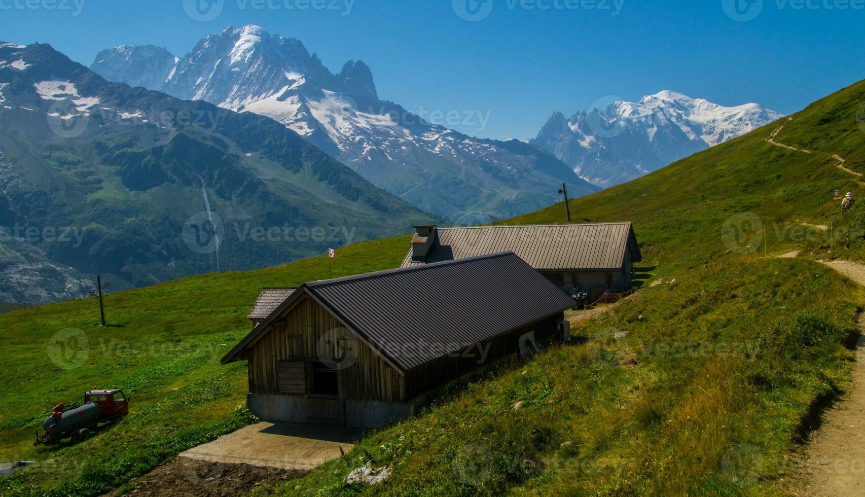 Landschaft von das Alpen im Frankreich im Sommer- foto