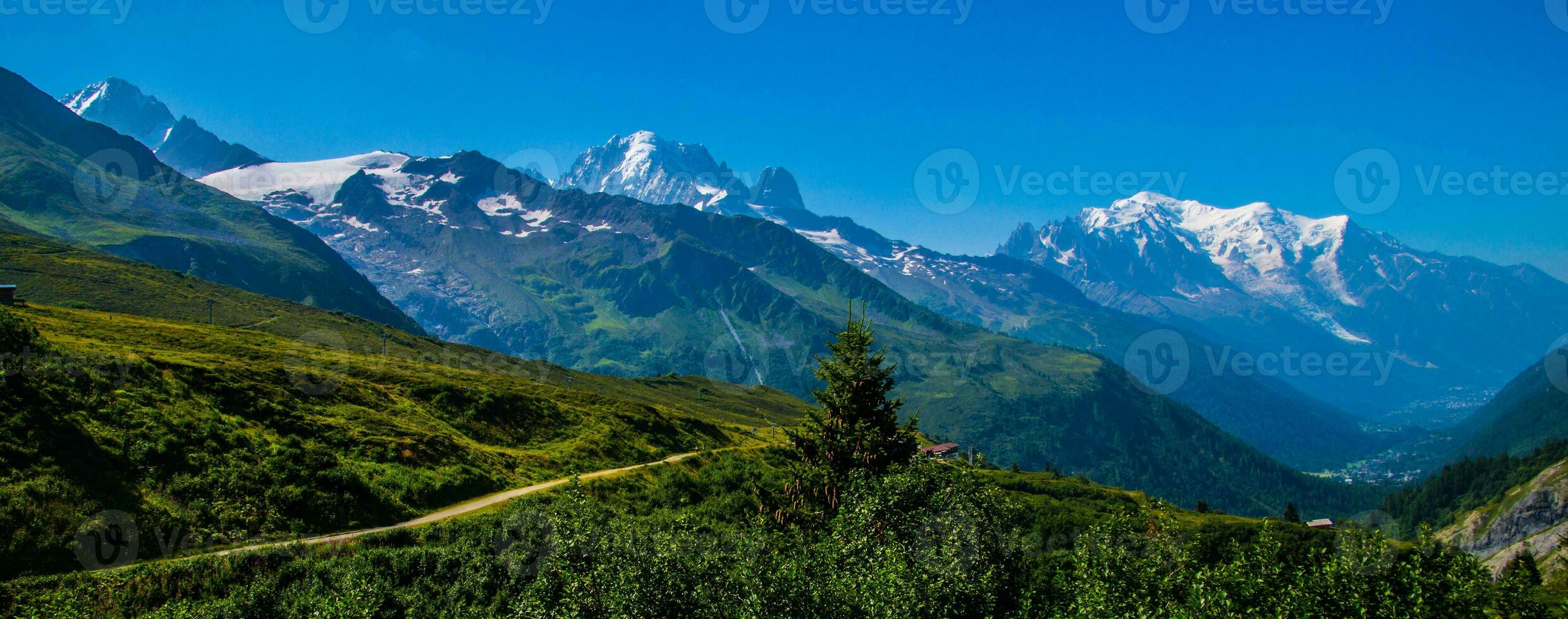 Landschaft von das Alpen im Frankreich im Sommer- foto