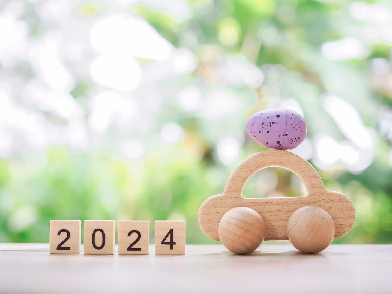 hölzern Block mit Nummer 2024, hölzern Spielzeug Auto mit Ostern Eier zum Ostern Tag Konzept. foto