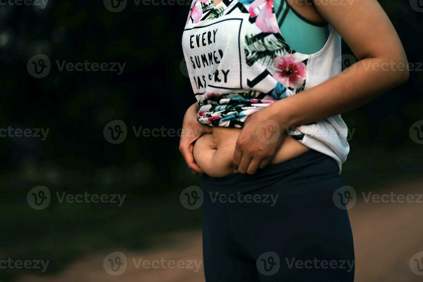 Frauen Körper Fett Bauch. fettleibig Frau Hand halten übermäßig Bauch fett. Diät Lebensstil Konzept zu reduzieren Bauch und gestalten oben gesund Bauch Muskel. foto