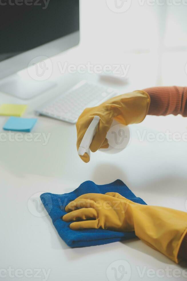 Büro Reinigung Service. Hausmeister Sprühen Schreibtisch. Arbeitsplatz Hygiene foto