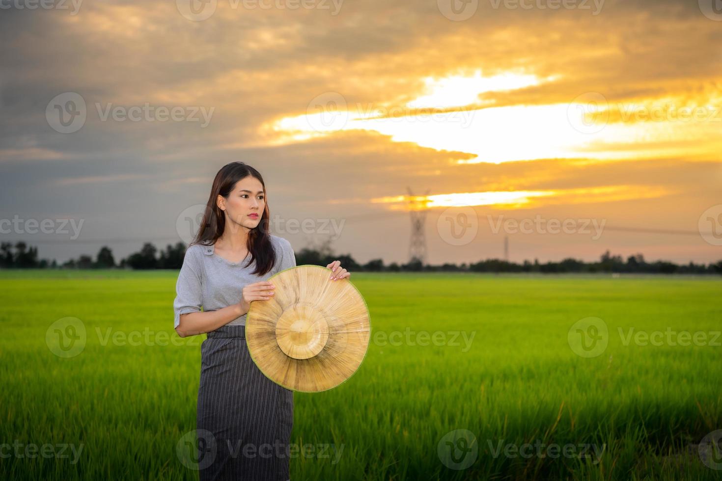 asiatische frau in ländlicher szene bei sonnenuntergang foto