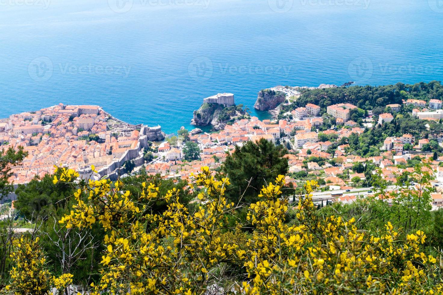 Wanderweg von der Spitze des Mount Sdr zur Altstadt von Dubrovnik foto