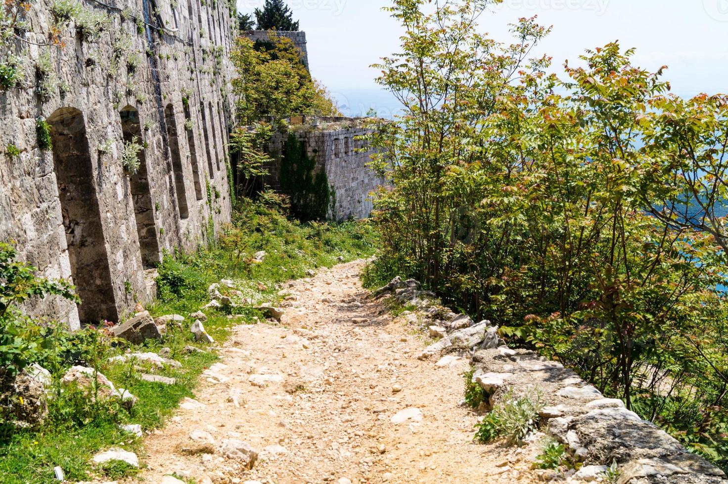 Wanderweg von der Spitze des Mount Sdr zur Altstadt von Dubrovnik foto