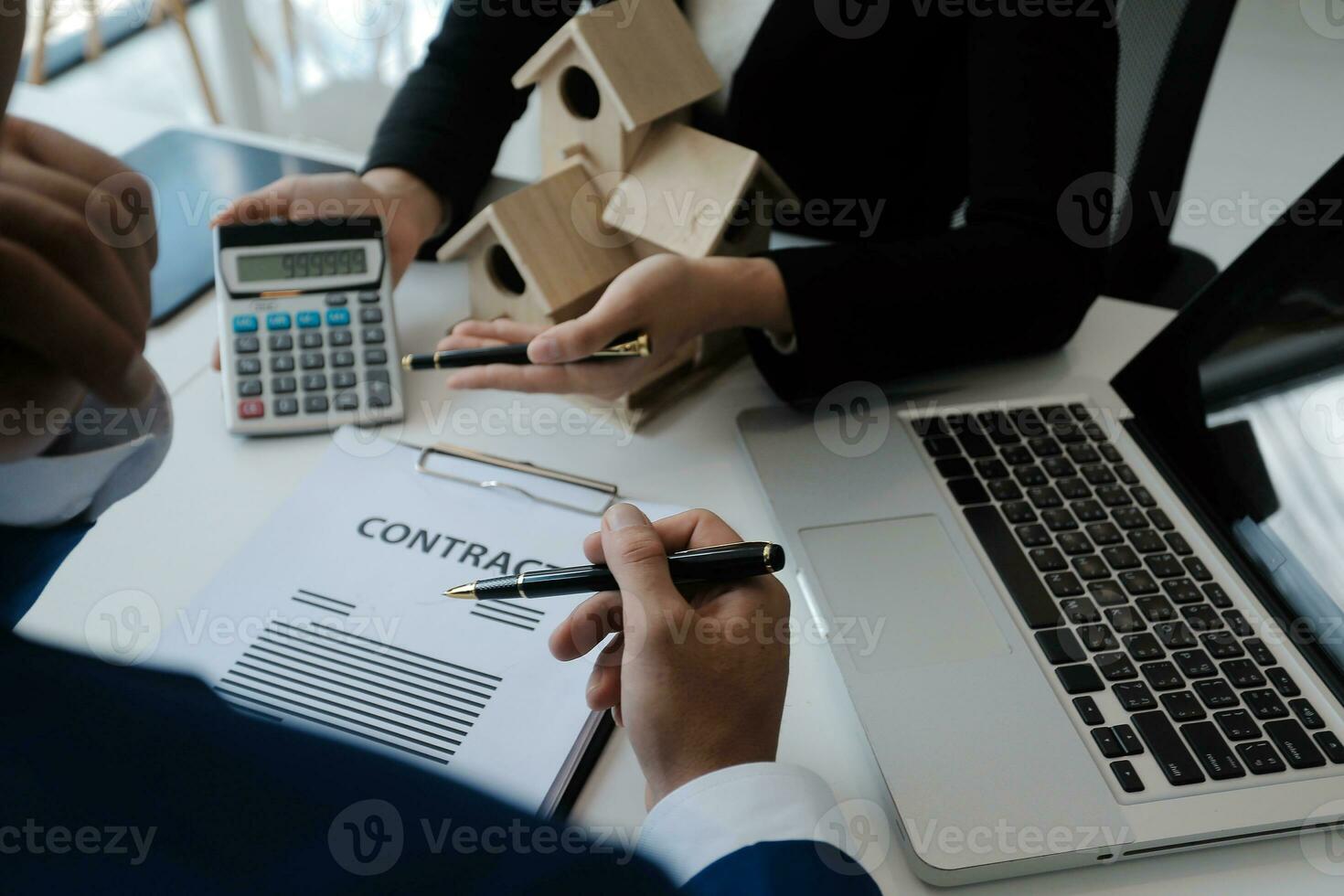 echt Nachlass Agent und Kunde Unterzeichnung Vertrag zu Kaufen Haus, Versicherung oder Darlehen echt Immobilien.Miete ein Haus,bekommen Versicherung oder Darlehen echt Nachlass oder Eigentum. foto