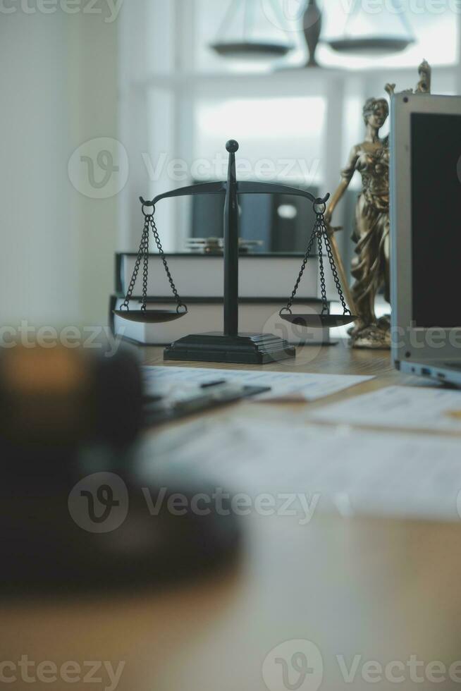 Beratung und Konferenz von männlichen Anwälten und professionellen Geschäftsfrauen, die in einer Anwaltskanzlei im Amt arbeiten und diskutieren. Rechtsbegriffe, Richterhammer mit Waage der Gerechtigkeit. foto