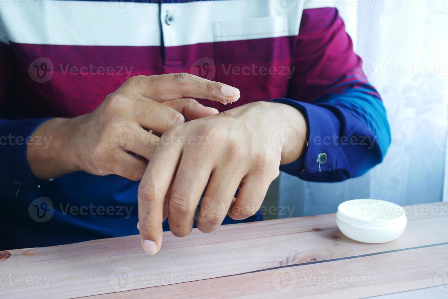 Nahaufnahme der Hand des Mannes mit Vaseline foto