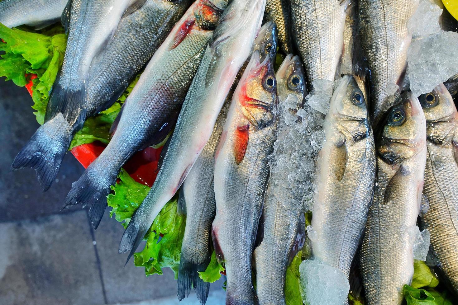 Fischfutter in einem Fischmarktstand foto